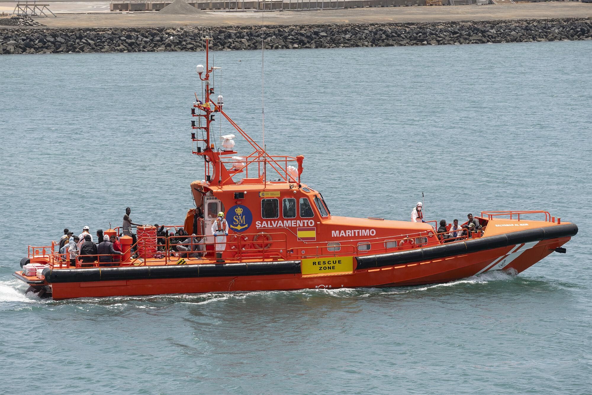 Una mujer sin piernas, entre las 38 personas rescatadas de una neumática cerca de Lanzarote
