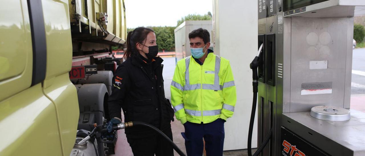 Un transportista reposta en la gasolinera Staroil, del Lalín 2000. |   // BERNABÉ/ANA AGRA