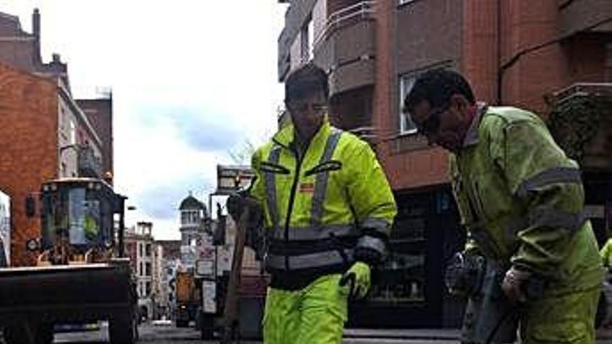 Operarios trabajan en el asfaltado de Pablo Morillo.