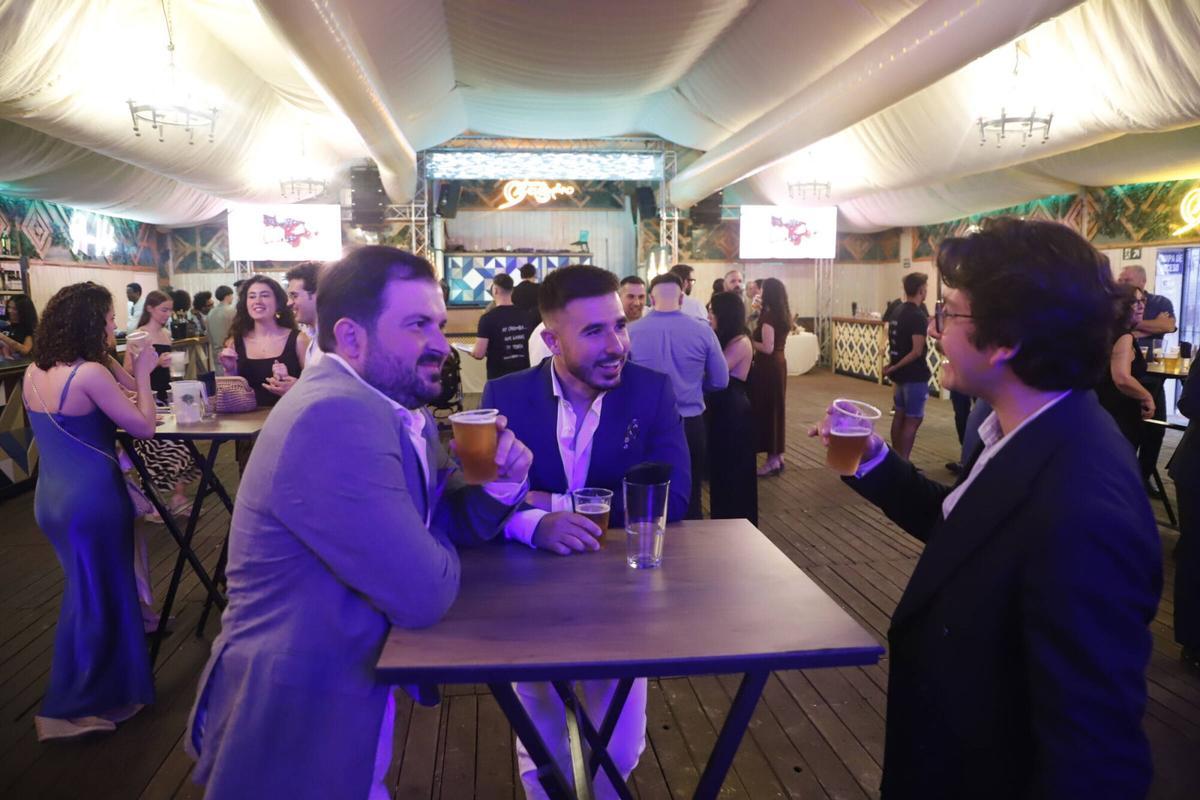Los cordobeses disfrutan de la fiesta desde horas antes del encendido de la portada Los cordobeses disfrutan de la fiesta desde horas antes del encendido de la portada