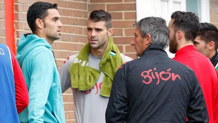 Juan Pablo, a la izquierda, durante su visita ayer a Mareo.