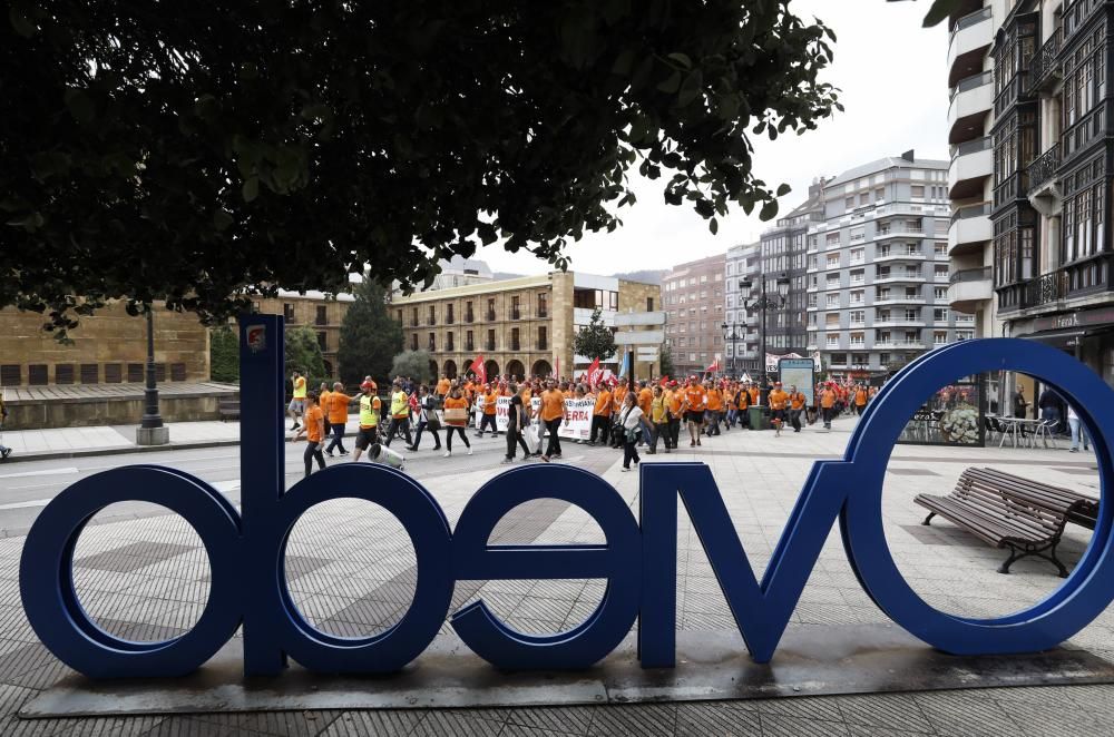 Los trabajadores de Vesuvius marchan a pie desde la fábrica de Riaño hasta la Junta