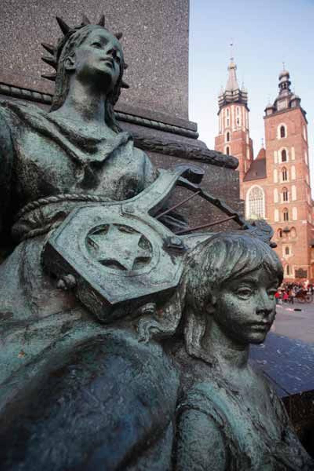 Detalle de una mujer y un niño en el monumento dedicado al poeta romántico polaco Adam Mickiewicz