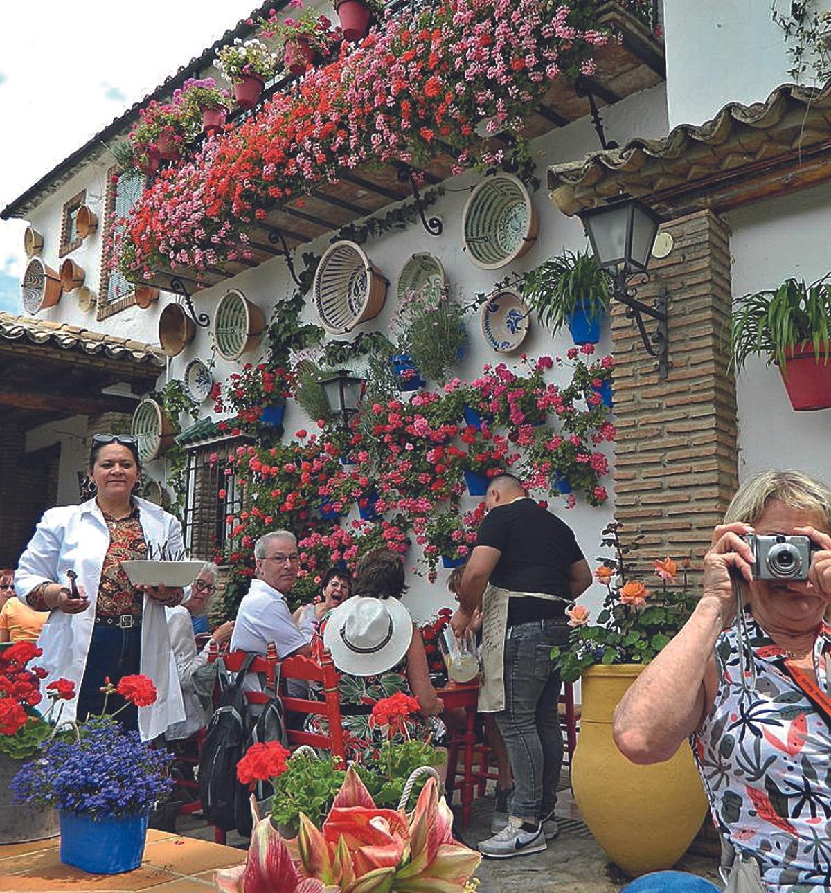 Un grupo de visitantes disfruta del Patio con Duende, de Rute.