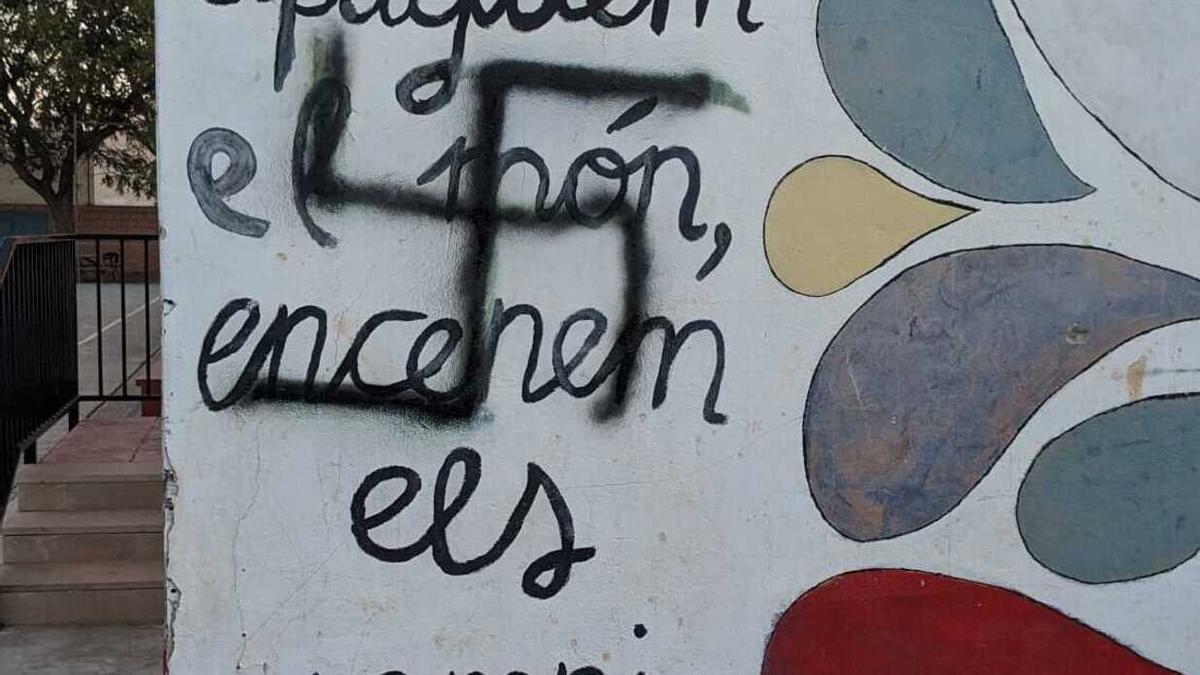 Pintada nazi aparecida en elcolegio La Masia de Museros. L-EMV
