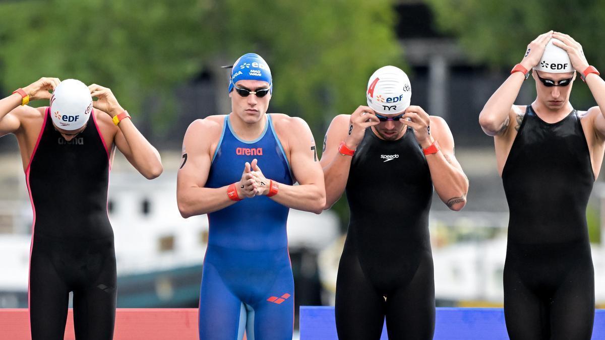 Mario Méndez, segundo por la izquierda, antes del comienzo de la prueba de 5 kilómetros.