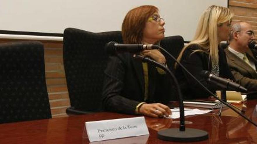 De izquierda a derecha, la silla vacía del candidato del PP, María Gámez, Sonia Blanco, Pedro Moreno Brenes y Marcos Paz, en la Facultad de Ciencias de la Comunicación.