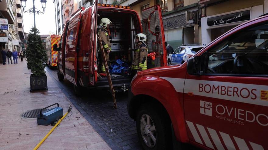 La nonagenaria que se cayó por un hueco de su edificio en Oviedo &quot;buscaba un tablón&quot;