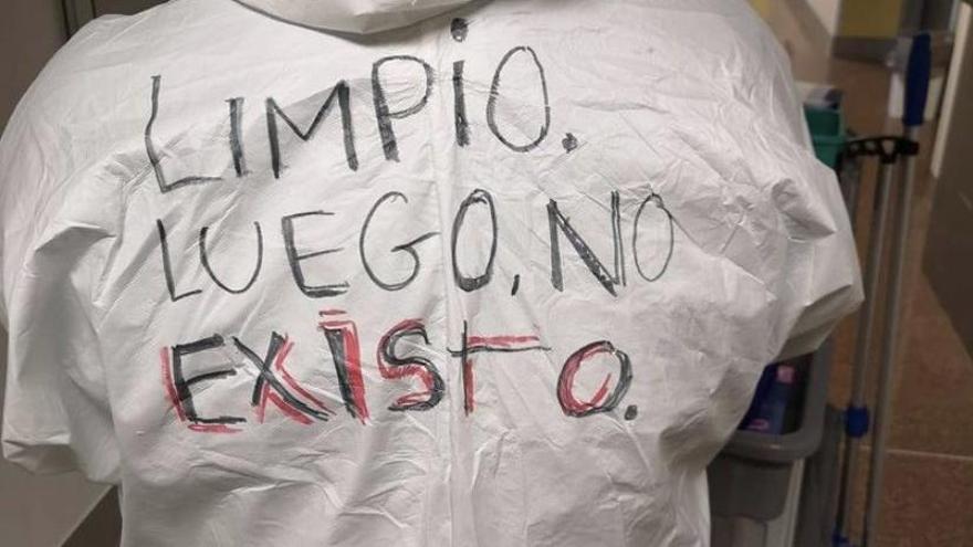 "Limpio, luego no existo" escrito en un EPI del personal de limpieza de La Fe ante la falta de vacunación.