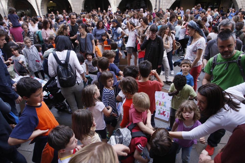 Pares i alumnes del Pla de l''Estany i el Gironès, reclamen gestionar els menjadors escolars