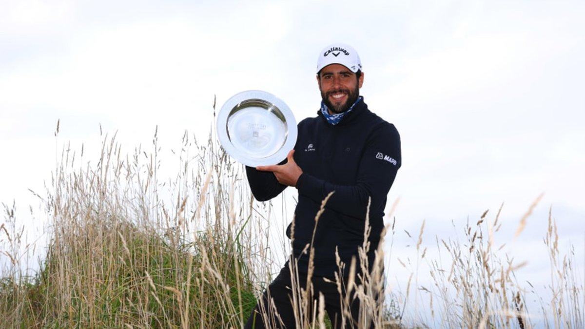 Otaegui muestra con orgullo su tercer título del Tour Europeo