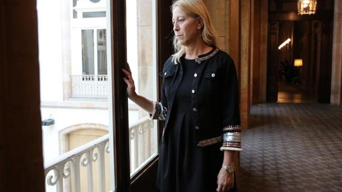 Neus Munté, en los pasillos del Parlament.