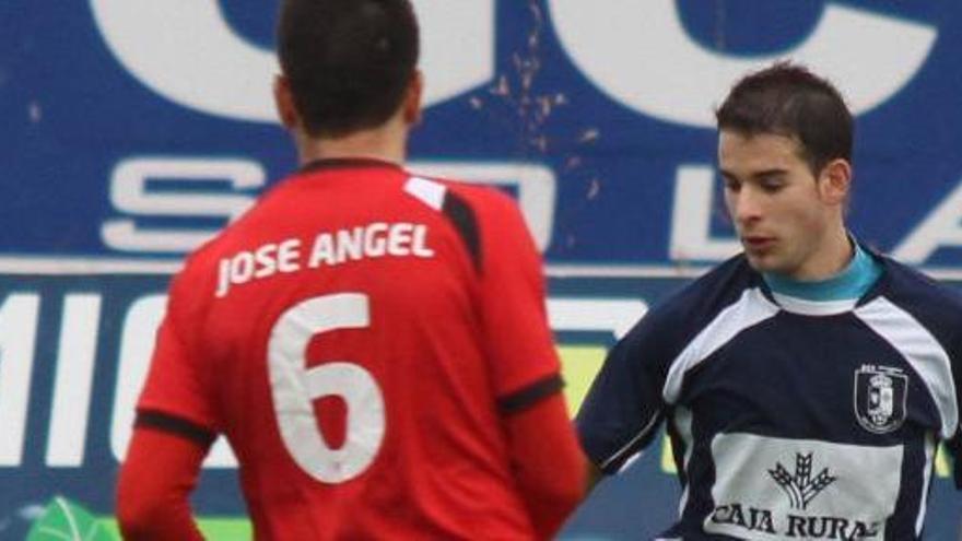Iñaki Eguileor intenta superar a José Ángel, del Burgos CF.