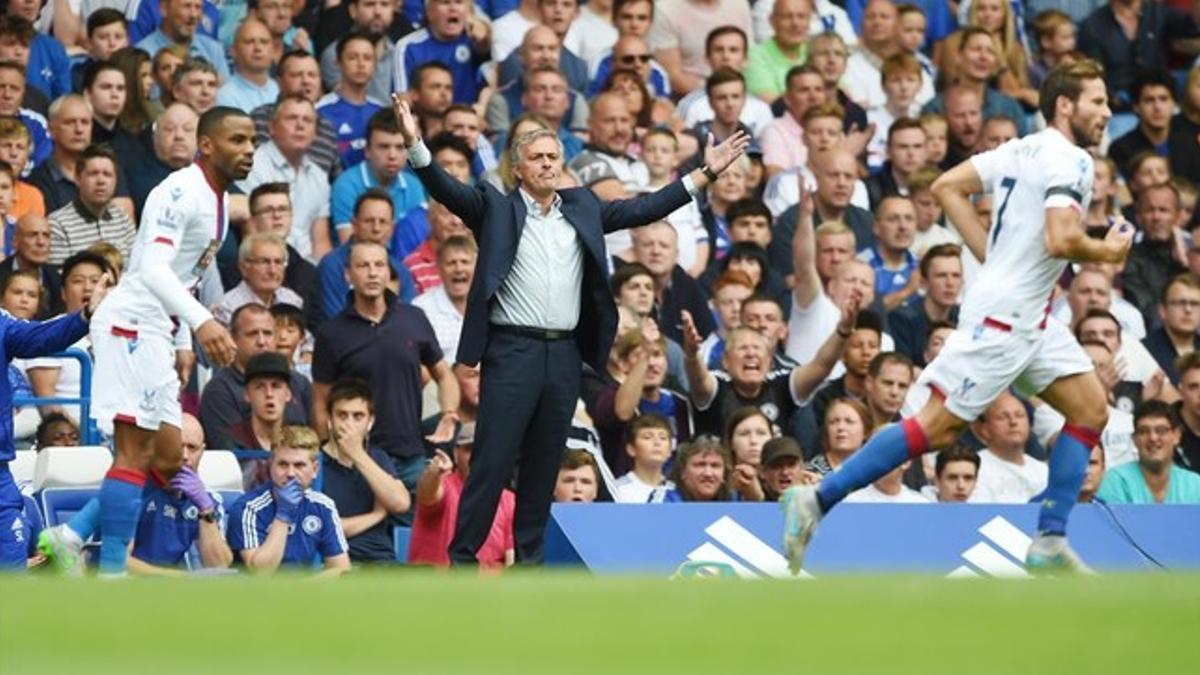 Mourinho se lamenta ante el Crystal Palace en Stamford Bridge.