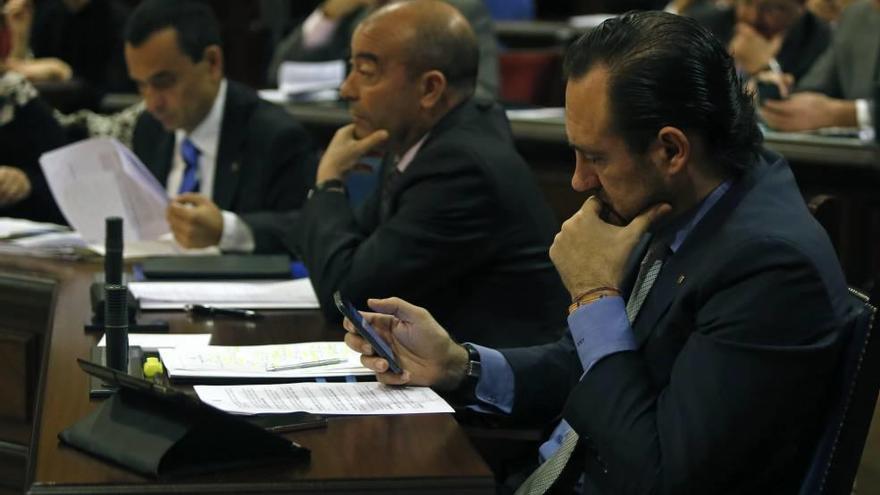 Bauzá consulta su teléfono móvil en una sesión del Parlament.