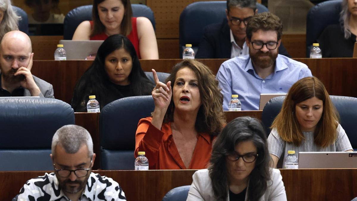 Carla Antonelli durante el debate de investidura de Isabel Díaz Ayuso.