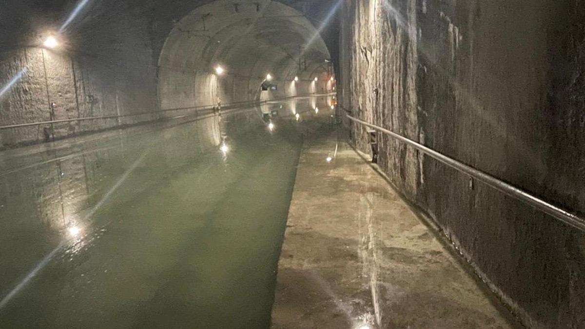 El túnel de San Isidro de alta velocidad en el momento de máxima inundación. Las vías apenas se adivinan en el agua.