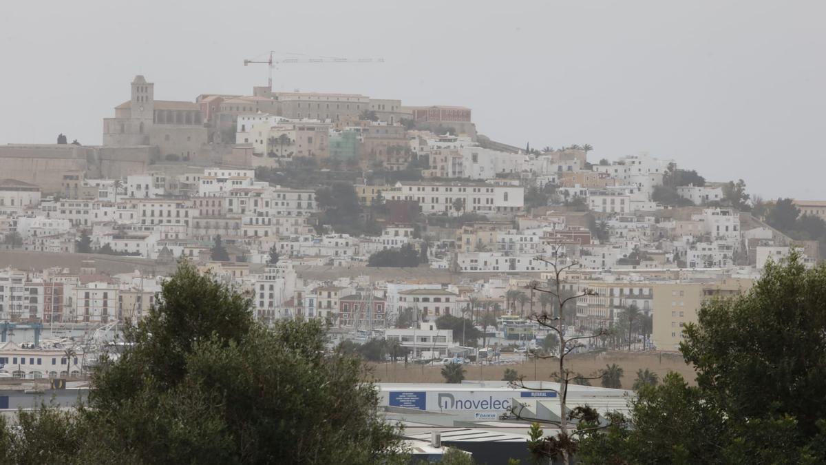 Dalt Vila ha amanecido cubierta por la calima, que irá en aumento de cara a esta tarde.