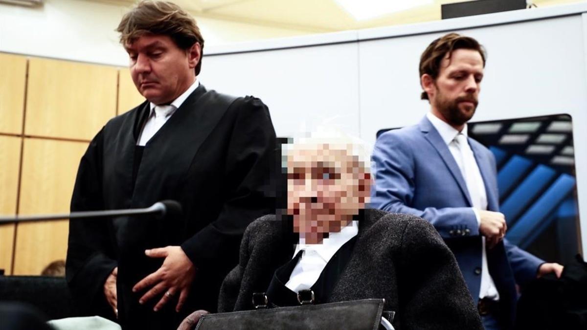 El antiguo guardia del campo de concentración nazi de Stutthof Johann R., a su llegada al juicio en los juzgados de Münster (Alemania) (Por orden judicial, el rostro del acusado debe aparecer pixelado).