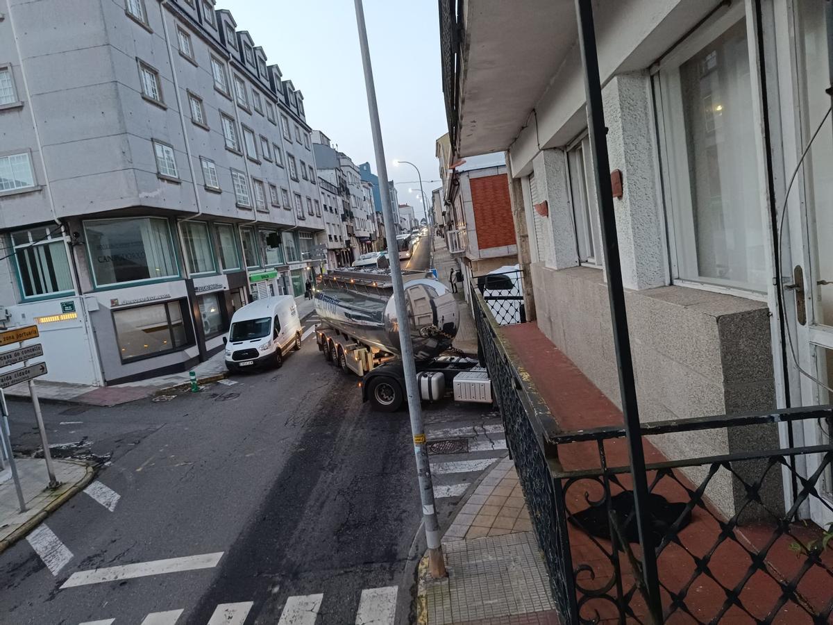 Uno de los camiones bloqueados en el cruce.