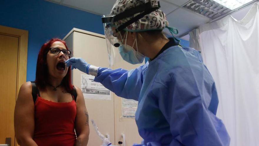 Una mujer se somete a una PCR.