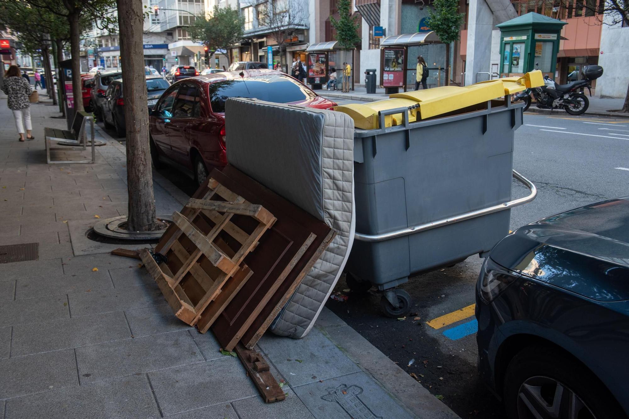 El incivismo hace de la calle un vertedero de muebles