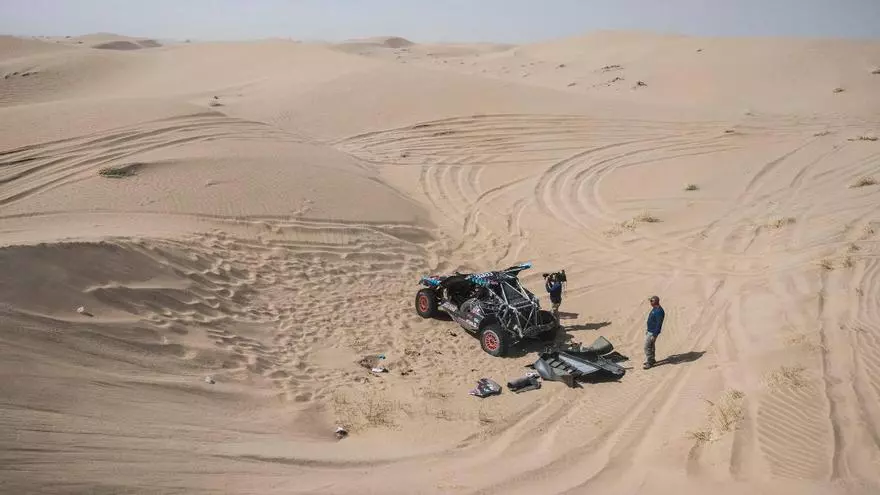 Así ha quedado el coche de Carlos Sainz tras volcar en el Dakar