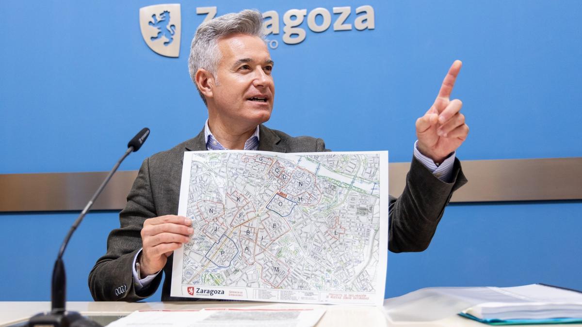 Víctor Serrano presentando el nuevo mapa de Zonas Saturadas
