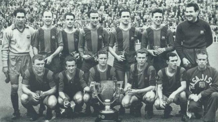 Jordi Vila, tercero por la derecha, agachado, en un once inicial del Barcelona con el trofeo de la Liga 1951-52.