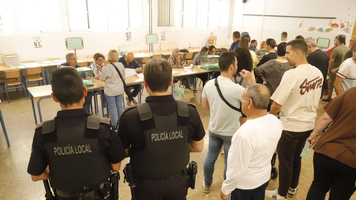 Elecciones al parlamento andaluz Junta de Andalucía Votaciones en el colegio electoral Concepción Arenal Policía Local