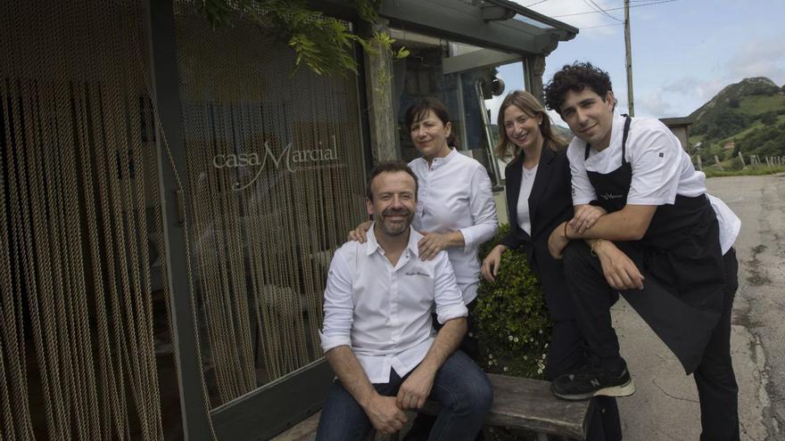 Nacho, Esther y Sandra Manzano, junto a Chus Sánchez Manzano, delante de Casa Marcial. | MIKI LÓPEZ