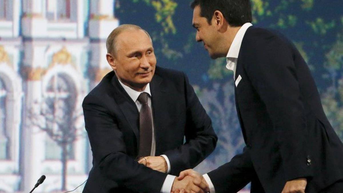 El presidente ruso Vladimir Putin se da la mano con el primer ministro griego Alexis Tsipras el pasado 19 de junio.