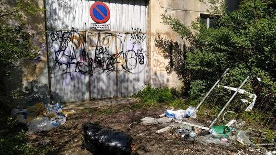 Basura acumulada en los terrenos del viejo hospital del Cristo.