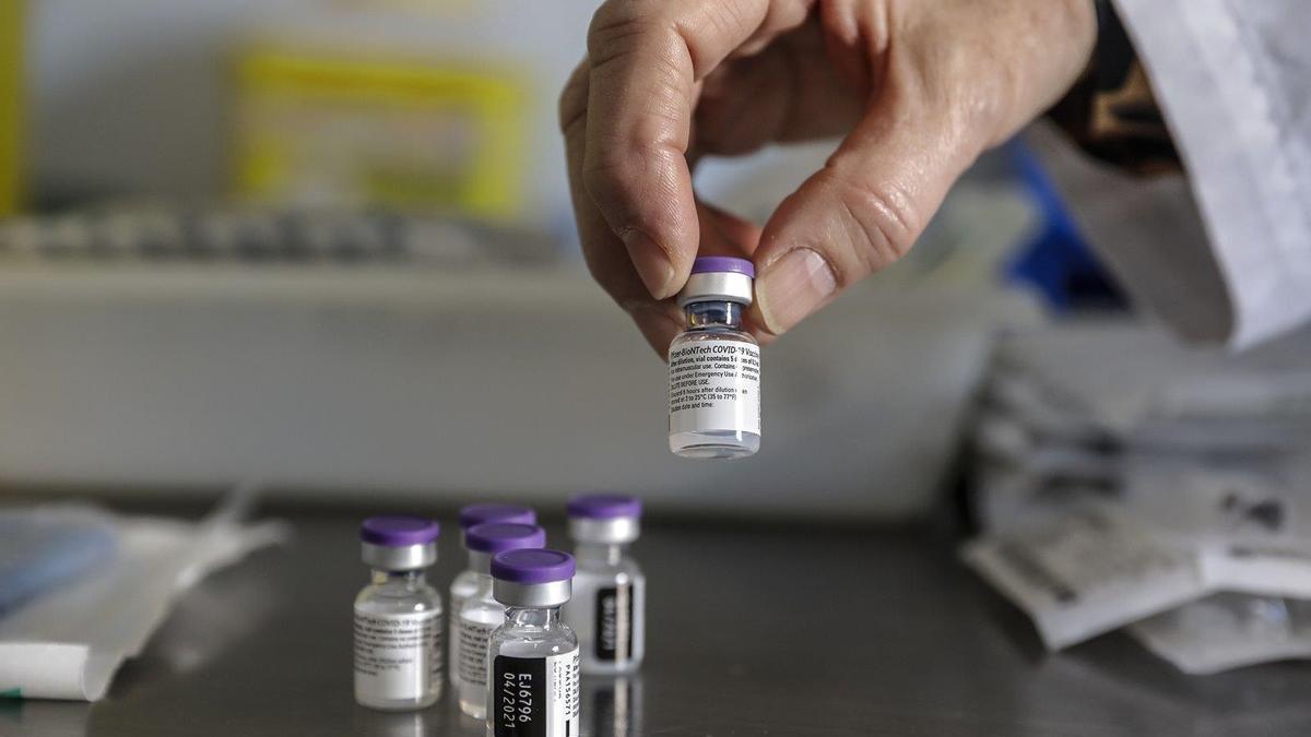 Sanidad notifica 10 casos de acontecimientos adversos por cada 1.000 dosis administradas de vacuna