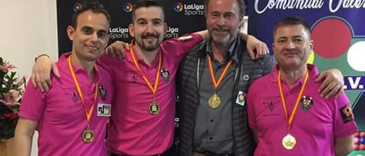 El jugador de billar Raül Cuenca junto a sus compañeros de equipo Esteve Mata y Joan Espinasa.