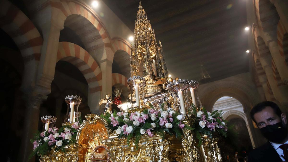 El Patio de los Naranjos acoge la procesión del Corpus Christi