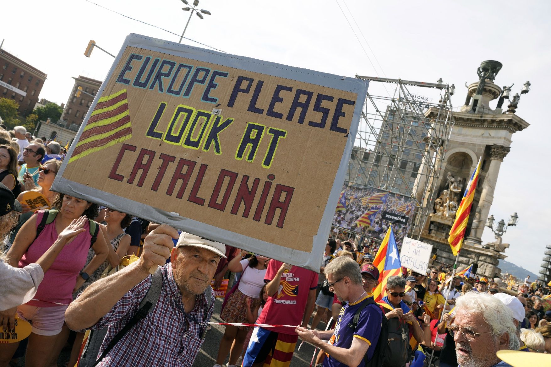 Així ha estat la manifestació convocada per l'ANC per la Diada a Barcelona amb el lema 'Via Fora'