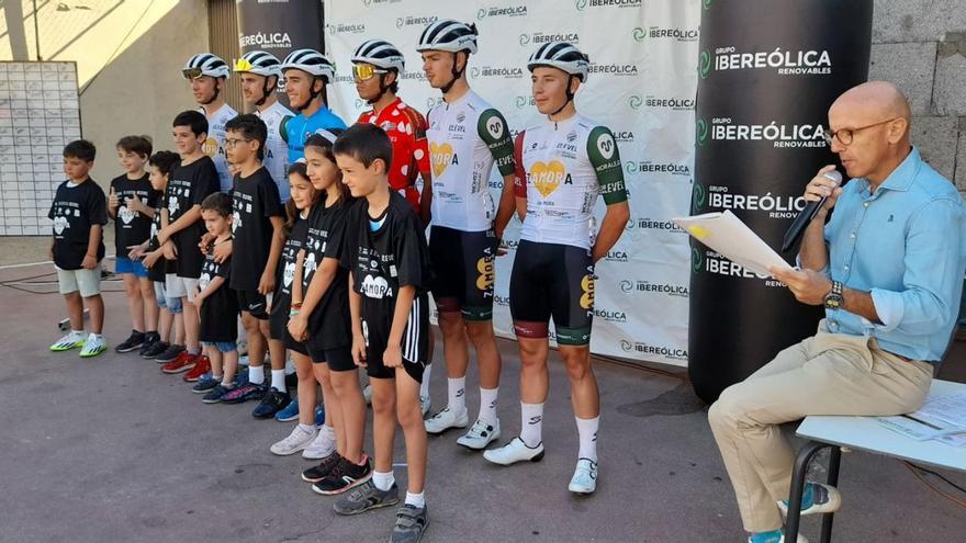 Los niños sayagueses, con su equipo