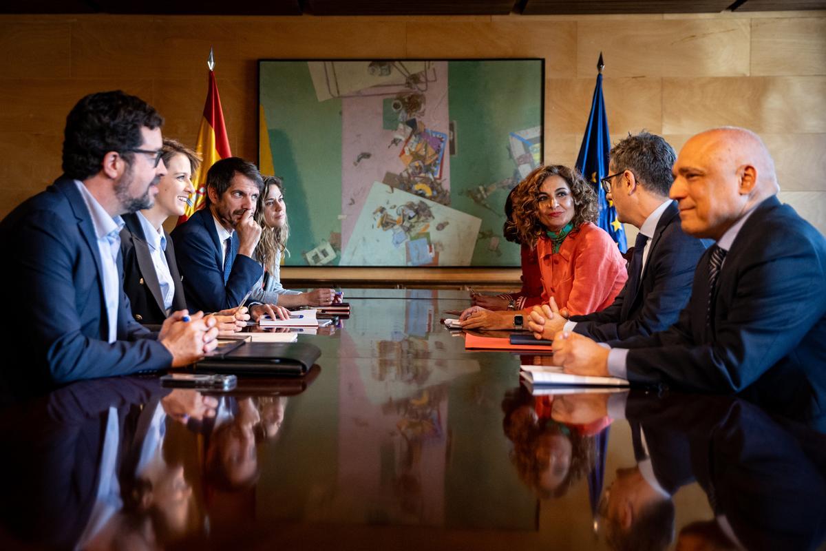 Los representantes de PSOE y Sumar en la reunión de la comisión de seguimiento del pacto de coalición, con los ministros Félix Bolaños, María Jesús Montero y Ernest Urtasun.