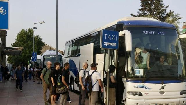 Cua per agafar un dels busos substitutoris de Granollers a Sant Andreu, aquest dijous al matí.
