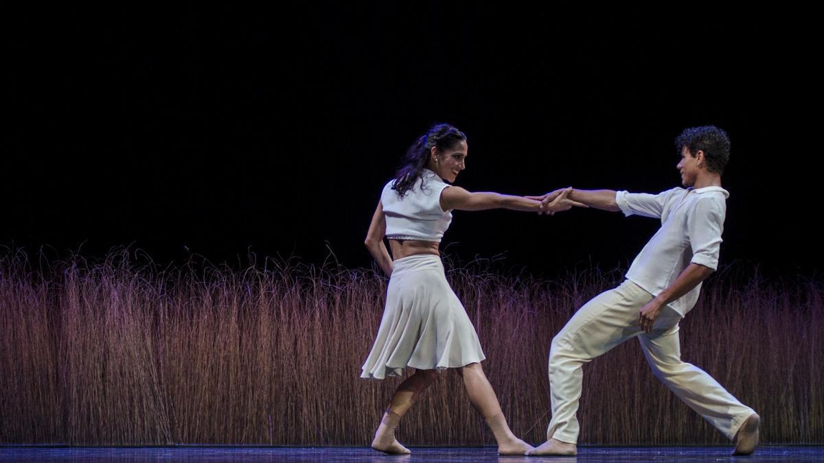 Dos bailarines de Acosta Danza en 'Paysage, soudain, la nuit', coreografía de Pontus Lidberg.