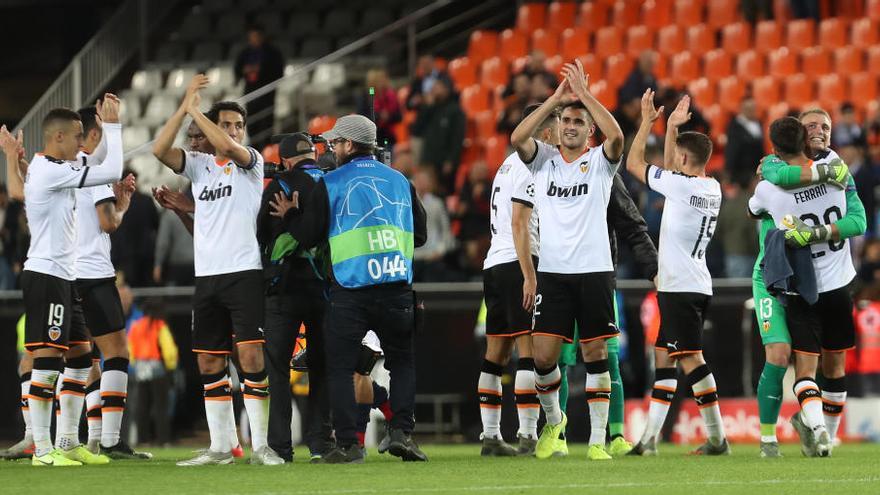 Los futbolistas del Valencia CF celebran con la afición la victoria ante el Lille al término del partido.