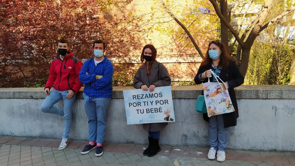 Imagen de jóvenes tras rezar contra el aborto en Madrid.