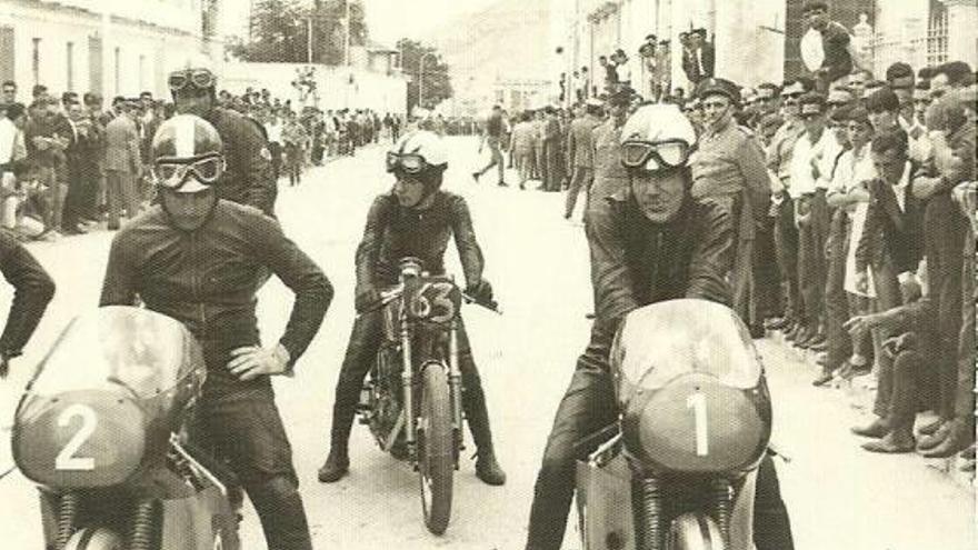 Ángel Nieto, entre Ramiro y Medrano en una carrera en Elda en 1965.