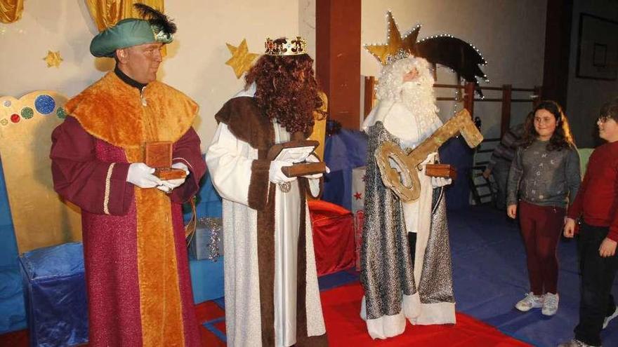 Arriba, recepción a los Reyes Magos en Domaio el año pasado. A la izquierda, presentación ayer del disco de Paco Nogueiras en el IES As Barxas de Moaña. // Santos Álvsrez