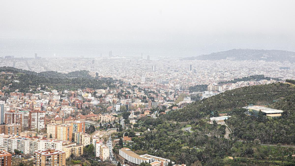 Vista desde el Tibidabo de la tenue nevada que cayó en febrero del año pasado sobre Collserola.