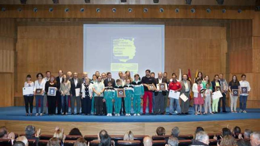 Los galardonados muestran sus títulos, ayer, al finalizar la 55 edición de Los Premios a la Actividad Física y el Deporte Jesús Telo. | quique curbelo