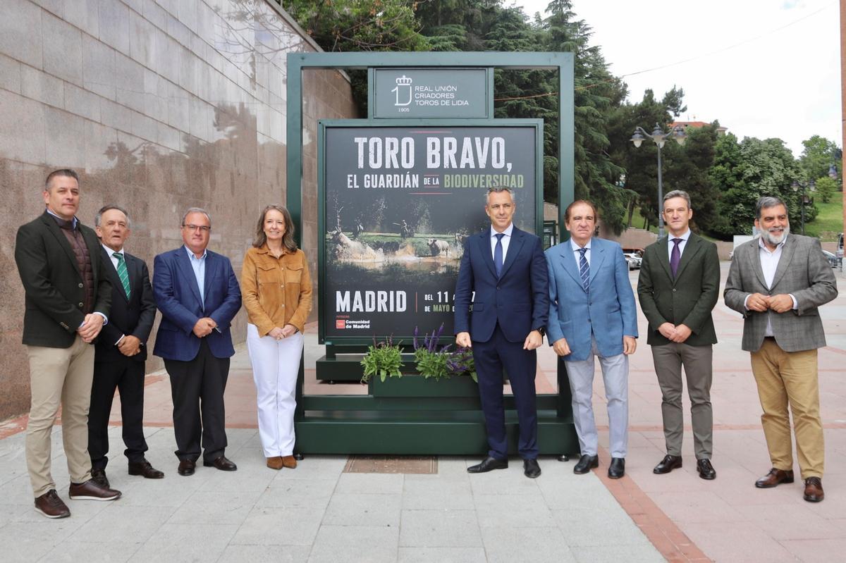 Antonio Bañuelos, Carlos Novillo, Ángel de Oteo, Miguel Martín, Ricardo del Río, Rafael Iribarren y Gorka Azpiricueta, durante la inauguración de la exposición Toro Bravo, el guardián de la biodiversidad en Las Ventas.