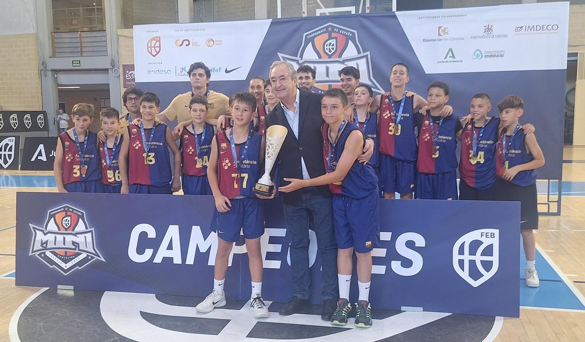 El Barça mini recoge el título de campeón de España ganado el pasado año en Córdoba.