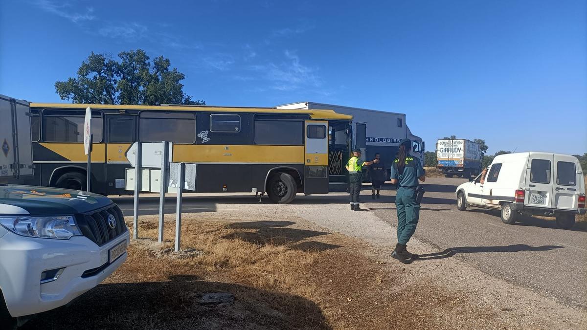 La Guardia Civil controla la llegad de vehículos, ayer por la tarde